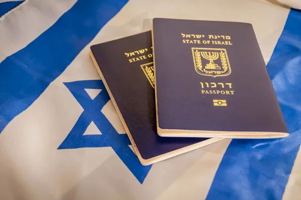 Dois Passaportes Biométricos Darkon Estado Israel Imagem Ilustrativa Passaporte Israelita — Fotografia de Stock