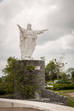 İsa'nın ünlü turistik simgesi St.Paul 's katedral önünde heykeli. Plato, Abican, Fildişi Sahili, Afrika, Nisan 2013.