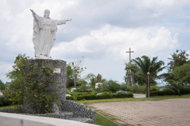 İsa'nın ünlü turistik simgesi St.Paul 's katedral önünde heykeli. Plato, Abican, Fildişi Sahili, Afrika, Nisan 2013.