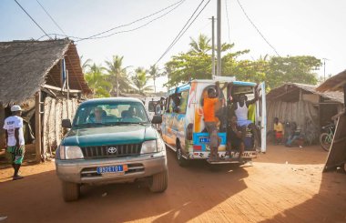 Assouinde, Fildişi Sahili, Afrika. 28 Nisan 2013. Assouinde Afrika köyün sokaklarında yoğun trafikte. Paketlenmiş servis otobüsü, güvenli olmayan yolculuk kavramı.