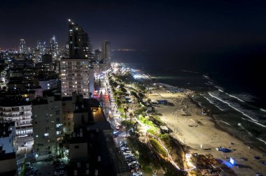 Bat Yam mesire ve deniz bir gece görünümü. Bat Yam (Tel Aviv banliyösü), İsrail. 07 Temmuz 2018.