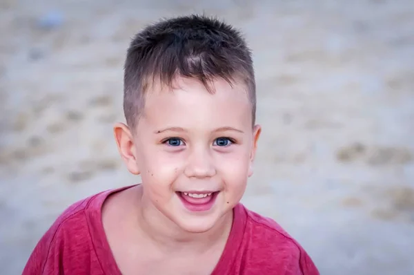 Feliz Sorrindo Adorável Criança Caucasiana Anos Idade Uma Camiseta Vermelha — Fotografia de Stock