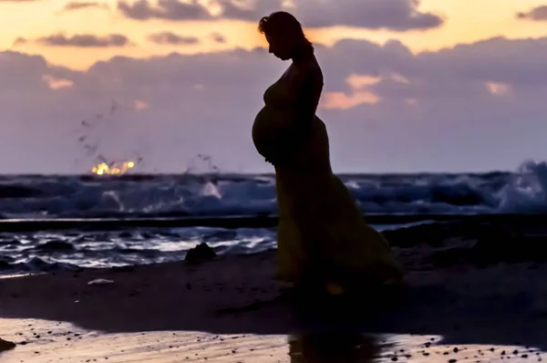 Силуэт Беременной Женщины Закате Морском Пляже Опущенной Головой Неожиданная Беременность — стоковое фото