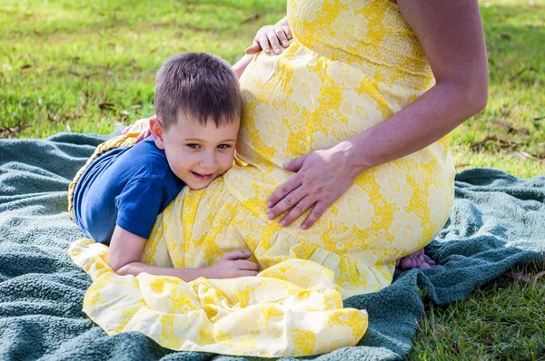 Niedliches Kaukasisches Kind Umarmt Sommer Den Bauch Seiner Schwangeren Mutter — Stockfoto