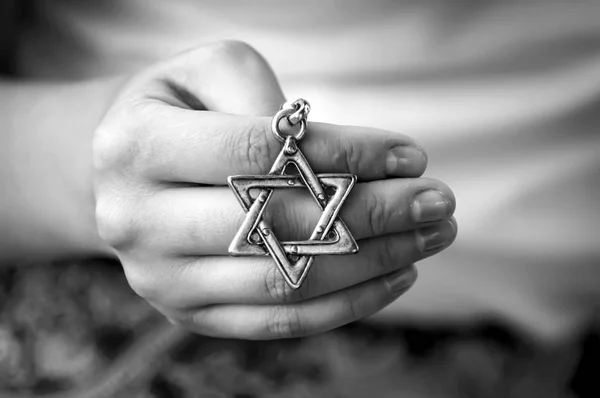 Unga Kvinnans Hand Hållande Davidsstjärna Davidsstjärna Nyckelknippa Staten Israel Judendomen — Stockfoto