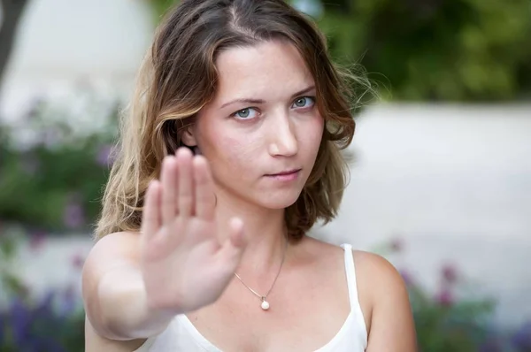 Sevimli sarışın beyaz kız Hayır, sokakta uygunsuz davranış durdurmak için işaretini verir diyor. Cesur genç kadın sokak cinsel taciz direnir ve sıkıca reddeder. #Metoo kampanya, cinsel istismar için Hayır. Direnç kavramı.