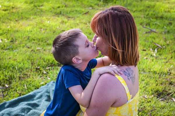 若い白人女性彼女の息子を閉じる目立っている分離 彼がそれは誰かを推測しよう ストック写真 C Roman Yanushevsky