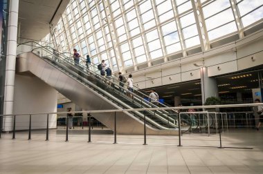 Sofya, Bulgaristan. 3 Ağustos 2018. Sofya Uluslararası Havaalanı iç hatlar terminali 2 içinde yolcu. Bu, modern bir binada Bulgar Havaalanı ulaşım merkezi bir metro istasyonu ve otobüs terminali.