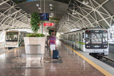 Sofya, Bulgaristan. 3 Ağustos 2018. Sofya Havalimanı metro istasyonu yeraltı tren gelmesi yolcular için bekleyen platformuyla. Şehir demiryolu Europe kavram.