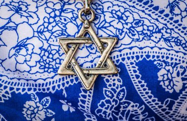 Bir davut yıldızı, mavi ve beyaz arka plan üzerinde ünlü Yahudi hexagram sembolü. Giyur Yahudilik kavramı görüntüye dönüştürme.