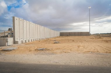 Kerem Shalom Sınır Kapısı, Gazze Şeridi, beton güvenlik duvarı. İsrail Gazze tüm imkanları ile silah kaçakçılığı önlemek için sağlar. Kerem Şalom, İsrail, Eylül 2013 yaklaşık