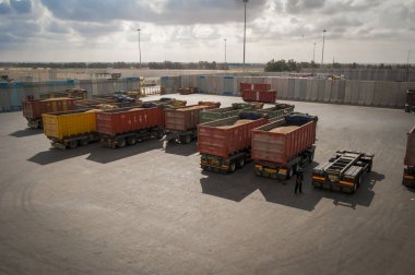 İsrail kamyonluk mal tedarik Kerem Shalom sınır kapısı Gazze Şeridi için güvenlik kontrolü için bekleyin. Kerem Shalom terminal, İsrail, Eylül 2013 yaklaşık. Gazze-İsrail sınır stok görüntü.