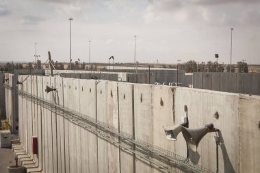 Beton duvar İsrail-Gazze sınır. İsrail kamyon mal tedarik beklemek, Kerem Shalom sınır kapısı için Gazze Şeridi ile. Kerem Şalom, İsrail, Eylül 2013 yaklaşık. Gazze abluka.
