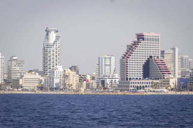 Tel Aviv cityscape ve sağ ve Tel Aviv plaj üzerinde bina Beit operayla sahil mesire (Akdeniz beach). Tel Aviv, İsrail, Kasım 2013.