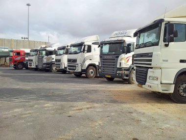 İsrail kamyon mal tedarik beklemek, Kerem Shalom sınır kapısı için Gazze Şeridi ile. Kerem Şalom, İsrail, Eylül 2013 yaklaşık. Kamyon stok görüntü.