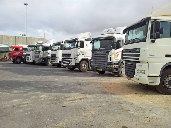 İsrail kamyon mal tedarik beklemek, Kerem Shalom sınır kapısı için Gazze Şeridi ile. Kerem Şalom, İsrail, Eylül 2013 yaklaşık. Kamyon stok görüntü.