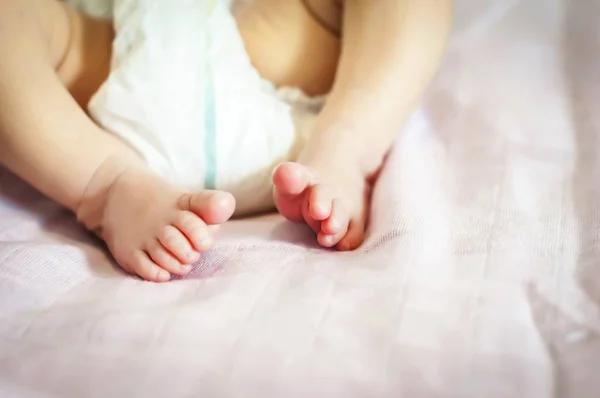 Крихітні Ноги Новонародженої Дівчинки Ніжно Рожевому Тлі Один Тиждень Немовляти — стокове фото