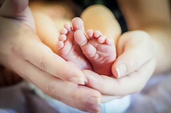 Petits Pieds Une Nouvelle Née Dans Les Bras Mère Bébé — Photo