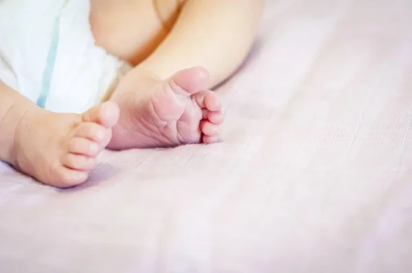 Küçücük Ayakları Yumuşak Pembe Bir Arka Plan Bir Yeni Doğmuş — Stok fotoğraf