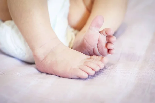 Piedi Piccoli Una Neonata Uno Sfondo Rosa Delicato Neonato Una — Foto Stock