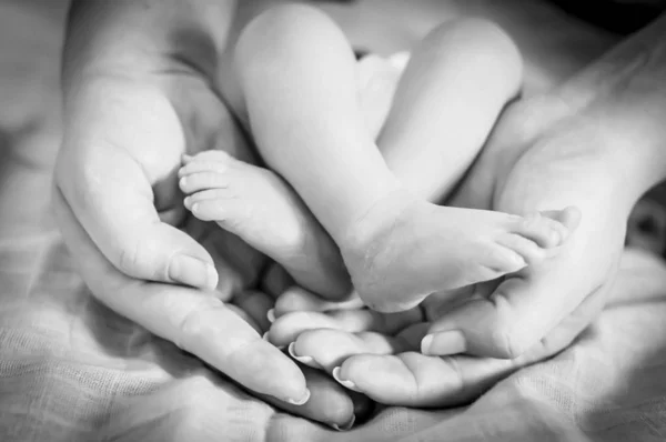 Niedliche Neugeborene Säuglingsfüße Den Händen Seiner Mutter Liebe Und Pflege — Stockfoto