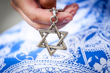 Bir davut yıldızı - Magen David Anahtarlık tutan genç kadının el. İsrail devleti, Holokost Anma, Yahudilik, Siyonizm kavramı görüntü. Dönüşüm Yahudiliğe, giyur kavramı.
