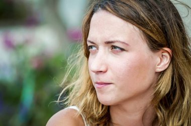 Düşündüğünü bir dalgın beyaz kız yüzünü yakından görüntü izole..