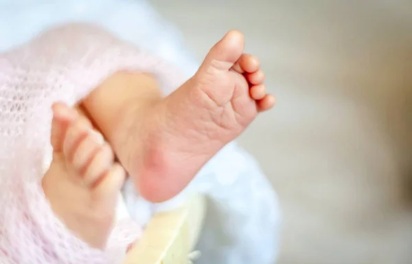 Pequeños Pies Una Niña Recién Nacida Envuelta Una Tela Cuadros —  Fotos de Stock