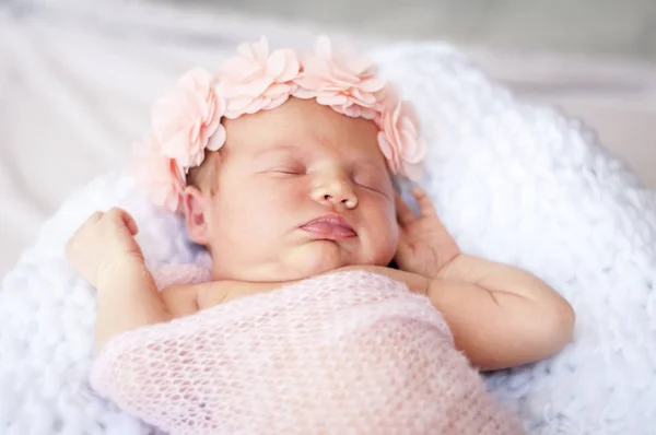 Niedlichen Kaukasischen Neugeborenen Baby Baby Mädchen Schläft Rosa Blütenband Auf — Stockfoto