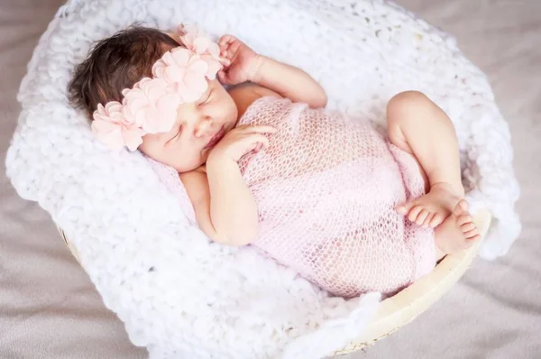 Mignon Caucasien Nouveau Bébé Fille Endormi Bande Fleurs Roses Sur — Photo