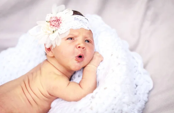 Una Dolce Neonata Caucasica Con Uno Sguardo Sorpreso Cuscino Bianco — Foto Stock