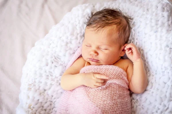 Mignon Nouveau Caucasien Bébé Fille Endormi Enveloppé Dans Plaid Rose — Photo