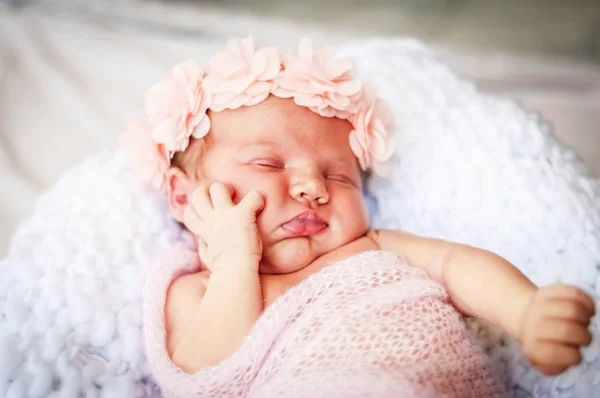 Niedlichen Kaukasischen Säugling Baby Schläft Und Stützt Ihre Wange Mit — Stockfoto