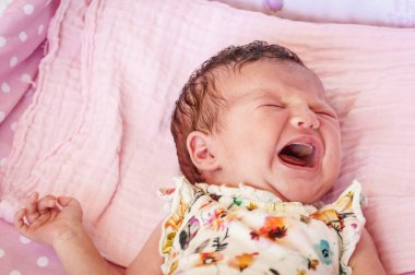 Aç beyaz yeni doğan bebek bebek kız sert zorlu anne sütü ağlıyor. Ağlayan Bebek stok görüntü. Açık ağız. Mide krampları, Bebek kolik tedavi, Bebek yakınmalar ağrı, rahatsızlık bebek bağırsak gaz belirtileri.
