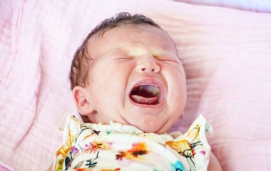 Aç beyaz yeni doğan bebek bebek kız sert zorlu anne sütü ağlıyor. Ağlayan Bebek stok görüntü. Açık ağız. Mide krampları, Bebek kolik tedavi, Bebek yakınmalar ağrı, rahatsızlık bebek bağırsak gaz belirtileri.