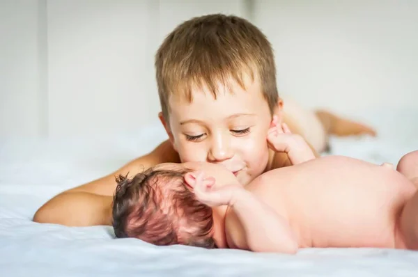 Menino Caucasiano Idade Pré Escolar Bonito Beijando Sua Irmã Bebê — Fotografia de Stock