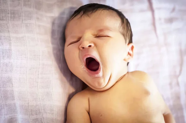 Anne Sütü Dudaklarında Ile Esneme Komik Yeni Doğan Bebek Kız — Stok fotoğraf