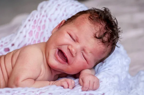 Γλυκιά Και Αξιαγάπητη Καυκάσιος Νεογέννητο Μωρό Κλαίει Μωρό Δάκρυα Πεινασμένοι — Φωτογραφία Αρχείου