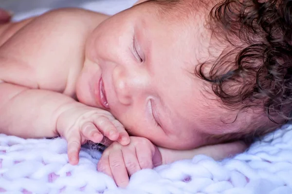 Χαριτωμένο Καυκάσιος Νεογέννητο Μωρό Χαμογελάει Ενώ Στον Ύπνο Γλυκά Όνειρα — Φωτογραφία Αρχείου