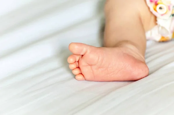 Primer Plano Pequeño Pie Dulce Bebé Recién Nacido Acostado Una —  Fotos de Stock