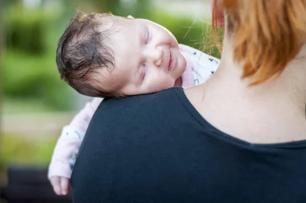 Tatlı Beyaz Bebek Annesinin Mutlu Uykusunda Gülümseyerek Omzuna Komik Sevimli — Stok fotoğraf