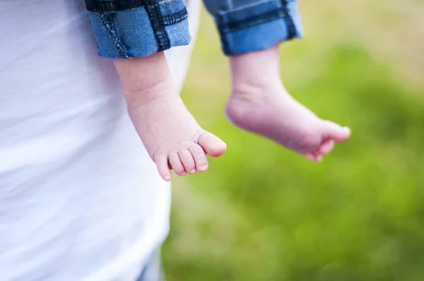 Pies Pequeños Adorables Bebé Recién Nacido Niño Niña Padre Sostiene —  Fotos de Stock