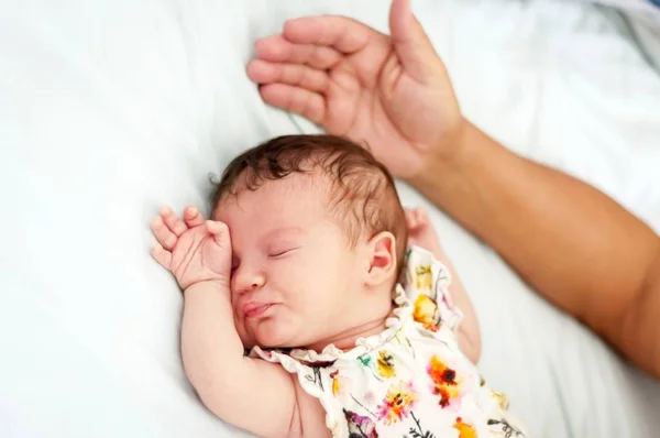 Entzückendes Kaukasisches Neugeborenes Schlafend Und Die Hand Ihres Bewachenden Großvaters — Stockfoto