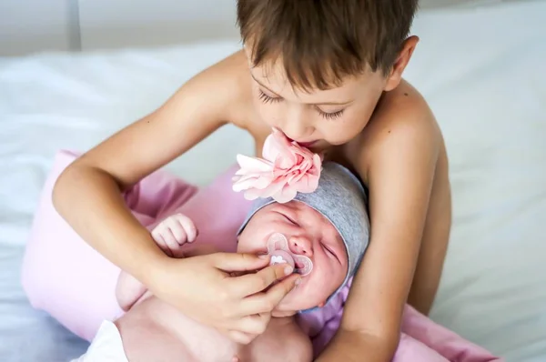 Lindo Niño Años Edad Preescolar Caucásico Reconfortando Hermana Recién Nacida —  Fotos de Stock