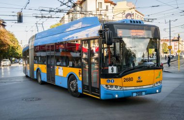 Sofya, Bulgaristan. 3 Ağustos 2018. Mavi koda Solaris 26tr yolcu troleybüs Merkezi Sofya'da sarı. Polonya ve Çek Cumhuriyeti üretilir.