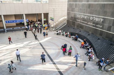 Kudüs, İsrail. 27 Eylül 2018. Yepyeni İzak Navon koridorlarında insanlar Tren İstasyonu, terminal ulaşım merkezi. Tel Aviv ve Kudüs doğrudan bağlanmak ilk kez tren için. 
