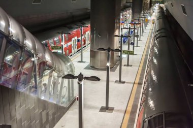 Kudüs, İsrail. 27 Eylül 2018. İki kırmızı Çift Kişilik güverte koç Bombardier tren yeni inşa edilen Kudüs İzak Navon Hauma tren istasyonu platformu. 