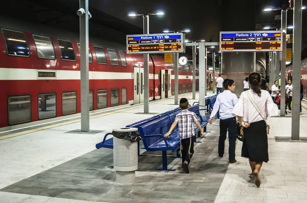 Jerusalem Israel Septiembre 2018 Pasajeros Plataforma Recién Construida Estación Tren — Foto de Stock