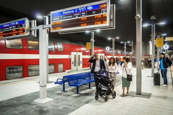 Иерусалим Ираил Сентября 2018 Года Пассажиры Платформе Недавно Построенного Железнодорожного — стоковое фото