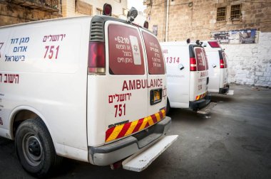Hebron, İsrail / Palestine. 25 Eylül 2018. İsrail ambulans acil araba Hebron Patrikler mağara tarafından Sukkot Yahudi tatil kitle Hac sırasında.